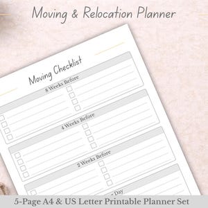 Könnte beinhalten: Ein weißer Umzugs-Checklistenplaner mit grauen Kästchen und Linien, mit dem Text "Moving Checklist" und "Moving & Relocation Planner". Der Planer enthält Abschnitte für 8, 4 und 2 Wochen vor dem Umzug.