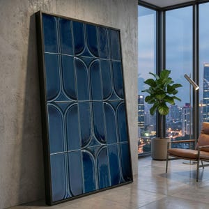 Puede incluir: Una obra de arte mural enmarcada con una cuadrícula de azulejos azul oscuro brillante con un diseño arqueado. La obra de arte está colocada contra una pared de hormigón, con un interior moderno y un horizonte de la ciudad visible a través de una gran ventana.