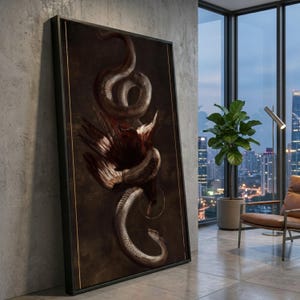 Könnte beinhalten: Gerahmtes Kunstwerk mit einer dunklen, dramatischen Komposition. Eine große Schlange windet sich um einen Vogel, dargestellt in Braun-, Grau- und Rottönen. Das Kunstwerk ist vor einem dunklen Hintergrund mit goldenen Akzenten.