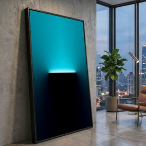 Puede incluir: Una impresión artística abstracta enmarcada con un degradado de verde azulado a negro. La obra de arte tiene una forma rectangular negra en la parte inferior, con una línea horizontal brillante que separa las secciones verde azulado y negra. El marco es negro.