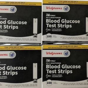 Puede incluir: Cuatro cajas de tiras reactivas de glucosa en sangre True Metrix de autocontrol de Walgreens. Cada caja es negra con texto blanco y amarillo y contiene 100 tiras. Las cajas tienen el logotipo de Walgreens e indican "Triple Sense Technology."