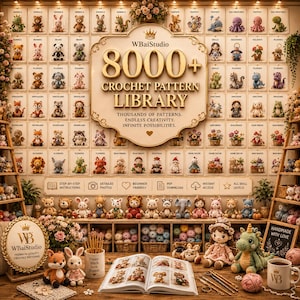 Può includere: Una visualizzazione digitale della libreria di modelli all'uncinetto WBaiStudio 8000+ con numerose illustrazioni di piccoli animali di peluche, un cartello centrale dorato e uno scaffale in legno con vari giocattoli all'uncinetto.