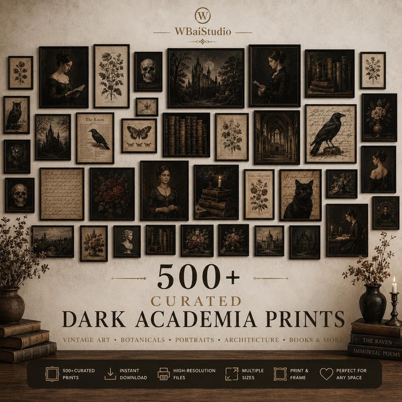 Może przedstawiać: Ściana galeryjna z ponad 500 wyselekcjonowanymi grafikami w stylu dark academia, w tym portretami vintage, ilustracjami botanicznymi, gotycką architekturą, czaszkami i motywami literackimi z tekstem 500+ CURATED DARK ACADEMIA PRINTS.
