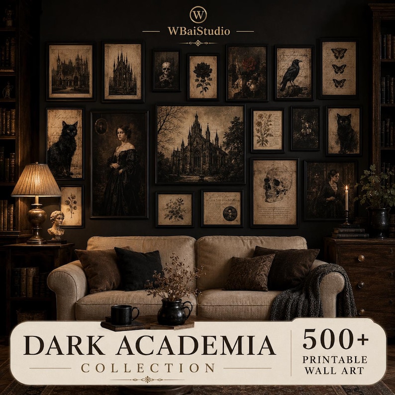 Może przedstawiać: Galeria ścienna z kolekcją grafik w stylu dark academia w czarnych ramkach, zawierająca ilustracje gotyckiej architektury, czaszek, czarnych kot&oacute;w, kruk&oacute;w i szkic&oacute;w botanicznych, wyeksponowana nad beżową sofą w pokoju.