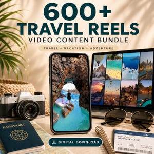 Könnte beinhalten: Ein digitales Produktpaket mit dem Titel 600+ TRAVEL REELS VIDEO CONTENT BUNDLE, bestehend aus einem Smartphone mit Höhlenpool-Bild, einem Tablet mit Reisefotos, einer Vintage-Kamera, einem blauen Reisepass, einer Sonnenbrille und einer Bordkarte.