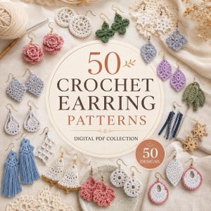 以下が含まれることがあります： 50種類のデザインを収録したデジタルPDFコレクション「50 Crochet Earring Patterns」。画像には、花、葉、星、タッセルなど、ピンク、青、白、緑といった様々な色の手作りかぎ針編みイヤリングが多数並んでいます。