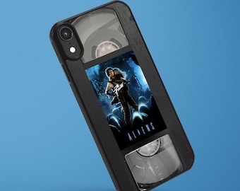 Custodia per telefono con videocassetta VHS del film Aliens, compatibile con tutti gli iPhone 18, 17, 16, 15, 14, 13, 12, 11, 8 e 7 pollici, super resistente e con finitura lucida.
