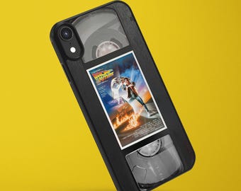 Custodia per telefono a forma di videocassetta VHS del film Ritorno al Futuro, compatibile con tutti gli iPhone 17, 16, 15, 14, 13, 12, 11, 8 e 7 pollici, super resistente e con finitura lucida.