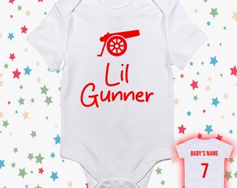 Canottiera personalizzata per neonati Lil Gunner Arsenal FC, taglie 0-3, 3-6, 6-9, 9-12, 12-18 anni, 100% cotone.