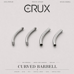 Puede incluir: Cuatro barras curvas de color plateado dispuestas en fila. Las dos de la izquierda presentan extremos roscados, mientras que las dos de la derecha tienen extremos abiertos. El texto superior dice CRUX JEWELRY, PIERCING JEWELRY, BANANA BARBELL.