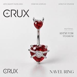 Può includere: Un piercing per ombelico color argento con una pietra rossa a forma di cuore con corna da diavolo in alto e un cuore rosso più grande in basso, decorato con piccole pietre chiare e griffe argentate. Il testo include CRUX, ANTI-GRAVITY NAVEL RING e ASTM F136 TITANIUM.