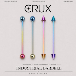 Op de afbeelding: Vier industriële barbell piercings gemaakt van ASTM F136 titanium. Twee staven hebben ronde kogeluiteinden met een regenboogverloop, terwijl twee staven puntige kegelvormige uiteinden hebben met een levendige, meerkleurige metallic afwerking.