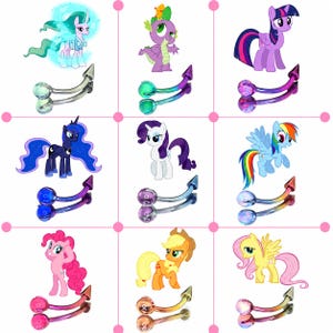Könnte beinhalten: Neun Bilder von Körperschmuck mit Cartoon-Pony-Charakteren. Jedes Schmuckstück hat ein gebogenes Langhantel-Design mit einer Kugel an jedem Ende und einem spitzen Pfeil. Die Ponys sind in verschiedenen Farben, darunter Rosa, Lila und Gelb.