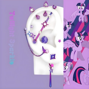 Può includere: Una collezione di piercing e gioielli per le orecchie viola e argento, tra cui borchie, bilancieri e una catena, esposti su un modello di orecchio bianco. Il testo "Twilight Sparkle" è allineato verticalmente a sinistra. Il lato destro presenta un pony dei cartoni animati.