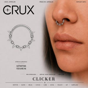 Puede incluir: Un anillo clicker articulado de color plateado con una serie de pequeñas púas espaciadas uniformemente a lo largo del borde exterior. El texto CRUX JEWELRY, PIERCING JEWELRY, HINGED RING, HYPOALLERGENIC, ASTM F136 TITANIUM y CLICKER es visible.