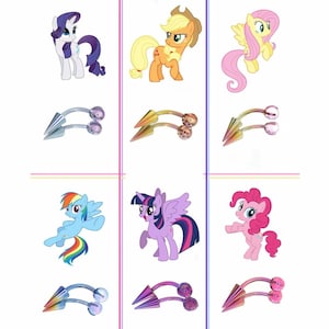 Könnte beinhalten: Das Bild zeigt bunte Cartoon-Ponys und gebogene Langhantel-Schmuckstücke. Der Schmuck hat ein konisches Ende und ein rundes Kugelende. Die Ponys sind in verschiedenen Farben, darunter Blau, Rosa, Lila, Gelb und Orange.