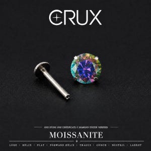 Pode incluir: Um brinco de pino com base plana, apresentando uma pedra moissanite redonda e iridescente com um espectro multicolorido. O pino metálico é de cor prateada. O texto na imagem inclui CRUX, ONE STONE ONE CERTIFICATE, DIAMOND TESTER VERIFIED, MOISSANITE, LOBE, HELIX, FLAT, FORWARD HELIX, TRAGUS, CONCH, NOSTRIL, LABRET.