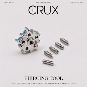 Puede incluir: Una pieza de joyería para piercing corporal en forma de flor plateada con detalles azules, con parte posterior roscada, acompañada de cuatro pequeños tornillos metálicos roscados. El texto CRUX TOOLS, BODY PIERCING TOOLS, PIERCING SUPPLIES y PIERCING TOOL es visible.