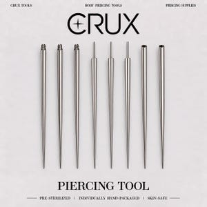 Puede incluir: Un conjunto de ocho herramientas de inserción para piercing de metal plateado dispuestas verticalmente. El texto CRUX, BODY PIERCING TOOLS, PIERCING SUPPLIES, PIERCING TOOL, PRE-STERILIZED, INDIVIDUALLY HAND-PACKED y SKIN-SAFE aparece impreso.