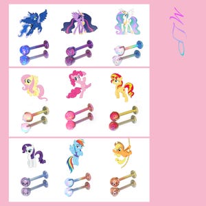 Pode incluir: Uma coleção de joias para o corpo com personagens de pôneis de desenhos animados. Cada joia tem um design de barra com uma gema iridescente colorida. A imagem inclui várias ilustrações de pôneis em um fundo rosa.