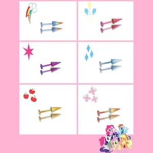 Puede incluir: Seis pares de pendientes de punta en varios colores, incluyendo azul, rosa, morado y dorado. Cada par presenta un diseño de punta cónica. Los pendientes se muestran sobre un fondo blanco con gráficos de dibujos animados y un borde rosa.