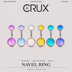 Op de afbeelding: Zes navelpiercings van ASTM F136 titanium met ronde, iriserende cabochonstenen in roze, lichtblauw, wit, geel, taling en paars. Elke navelring heeft een gebogen barbell-ontwerp met een kleinere bovenste kraal en een grotere onderste kraal.