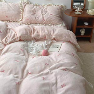 Set di biancheria da letto con fiocco rosa, copripiumino con volant, biancheria da letto in stile principessa kawaii, set da letto morbido ed elegante per ragazze, grazioso arredamento per la camera da letto in colori pastello.