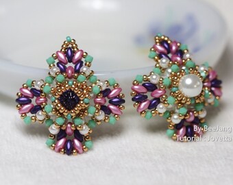 Könnte beinhalten: Ein Paar Perlenohrringe mit einem Blumenmuster. Die Ohrringe sind aus goldenen, violetten, rosa und grünen Perlen gefertigt. Die Ohrringe sind mit einer weißen Perle in der Mitte verziert.