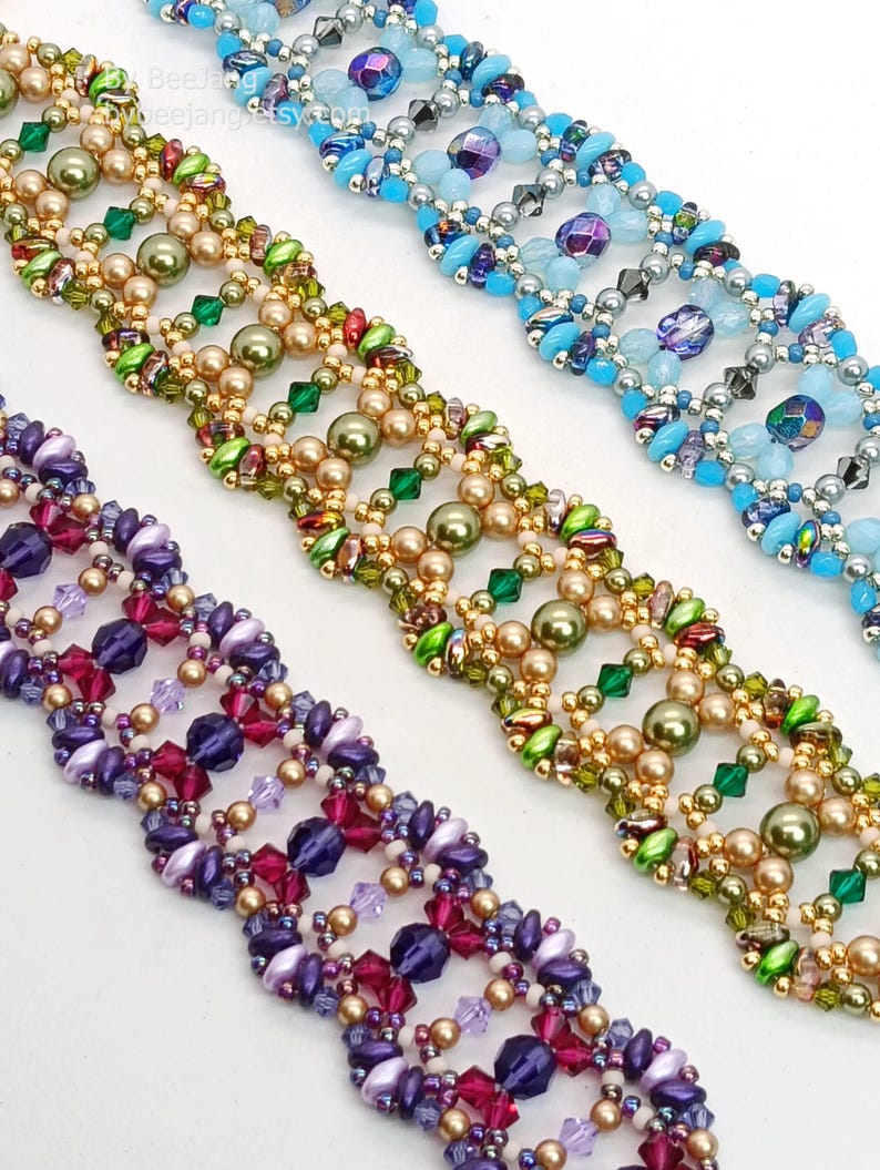 Puede incluir: Primer plano de tres pulseras de cuentas en tonos azules, verdes y morados. Las pulseras presentan intrincados patrones con varios tama&ntilde;os y colores de cuentas, incluyendo cuentas doradas, verdes, moradas y transparentes. Las pulseras se exhiben sobre una superficie blanca.