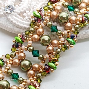 Puede incluir: Primer plano de una pulsera de cuentas con cuentas verdes, doradas y color melocot&oacute;n. La pulsera tiene un dise&ntilde;o de m&uacute;ltiples hilos con perlas redondas y cristales facetados. Las cuentas est&aacute;n ensartadas con alambre dorado.