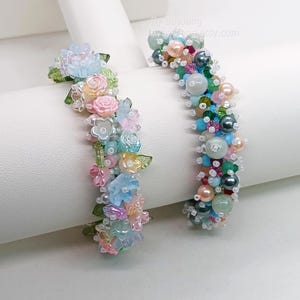 Può includere: Due braccialetti di perline. Uno presenta fiori pastello blu, rosa e bianchi con foglie verdi. L'altro braccialetto ha un mix di perline colorate nelle tonalità del rosa, verde, blu e perla. I braccialetti sono su una superficie bianca.