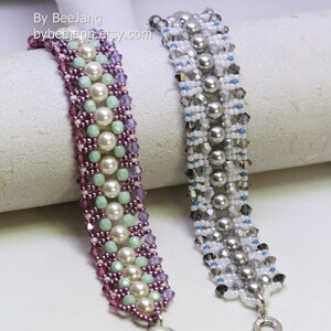 Puede incluir: Dos pulseras de cuentas con detalles de perlas. Una pulsera es morada, verde y blanca, y la otra es plateada, blanca y azul. Ambas pulseras tienen un cierre plateado.