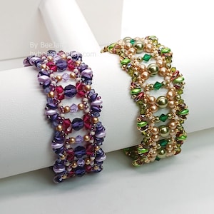 Puede incluir: Dos pulseras de cuentas. Una es morada, burdeos y dorada. La otra es verde, dorada y roja. Las pulseras est&aacute;n hechas de peque&ntilde;as cuentas y se exhiben sobre una superficie blanca.