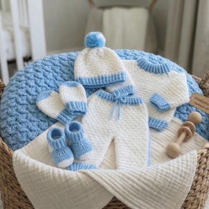 Modello per set all'uncinetto per neonato: copertina, maglioncino, cappellino e scarpine (download in PDF)