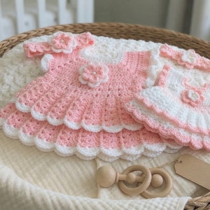 Könnte beinhalten: Ein Set aus drei Keramikbechern mit gesprenkelter, matter Oberfläche. Die Becher sind in den Farbtönen Creme, Hellgrau und Dunkelgrau gehalten. Jeder Becher hat ein schlichtes, minimalistisches Design und einen abgerundeten Henkel.