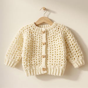 Puede incluir: Juego de tres tazas de cerámica con acabado mate moteado. Las tazas son de color crema, gris claro y gris oscuro. Diseño sencillo y minimalista, ideal para café o té.