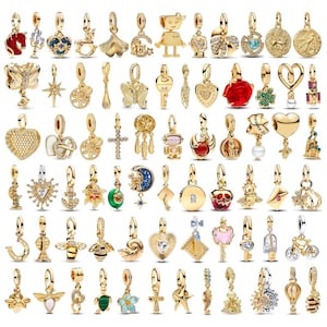 Puede incluir: Una colección de colgantes de abalorios dorados con varios diseños, incluyendo corazones, cruces, mariposas y motivos celestiales. Algunos abalorios presentan piedras preciosas o detalles de esmalte, y muchos tienen texturas y patrones intrincados. Los colgantes están diseñados para pulseras o collares.