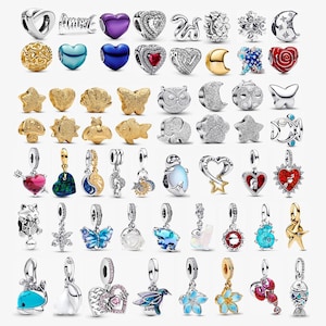 Puede incluir: Una taza de cerámica blanca con un asa negra y el texto "But First, Coffee" en un estilo manuscrito. La taza está sobre una superficie blanca. La taza probablemente tiene 325 ml.