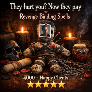 Könnte beinhalten: Werbung für "Rache-Bindungszauber" mit einer Voodoo-Puppe, Nadeln, einem Foto und Kerzen. Der Text lautet "Sie haben dich verletzt? Jetzt zahlen sie" und "4000+ glückliche Kunden" mit fünf goldenen Sternen.