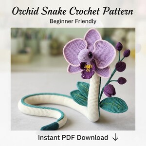 Könnte beinhalten: Ein gehäkeltes Orchideen-Schlangenmuster mit einer lila Blume, grünen Blättern und einem weißen und türkisfarbenen Schlangenkörper. Der Text "Orchid Snake Crochet Pattern" und "Beginner Friendly" stehen oben. Der Text "Instant PDF Download" steht unten.