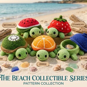 Pode incluir: Cinco figuras de tartarugas em crochê com cascos que lembram frutas: melancia, morango, kiwi, laranja e mirtilo. A tartaruga mirtilo tem o casco aberto. Etiquetas identificam cada fruta e o título diz The Beach Collectible Series.