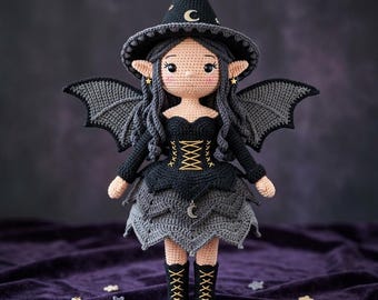 Puede incluir: Muñeca de ganchillo de una bruja con pelo gris, orejas puntiagudas y alas de murciélago. Viste un vestido negro con corsé, un sombrero de bruja con una luna creciente y botas negras. La muñeca es artesanal y tiene una estética gótica.
