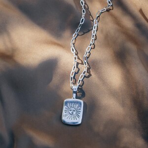 Collar con colgante de la carta del Tarot del Sol