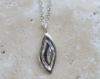 Silberner Yoni-Talisman-Anhänger von Dea Dia – Silberner Glücksbringer für Frauenrechte
