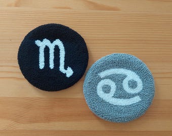 Sottobicchiere fatto a mano con ago da punzonatura, sottotazza con motivo a simboli zodiacali, regalo astrologico, regali personalizzati con oroscopo