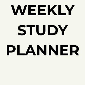 Può includere: Sfondo color crema con le parole "WEEKLY STUDY PLANNER" in grassetto, lettere maiuscole nere. Il testo è disposto su tre righe, con ogni parola centrata.