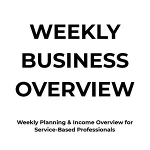 Può includere: Una tazza di ceramica bianca con manico nero e la scritta "But First, Coffee" in grassetto nero. La tazza è posta su uno sfondo sfocato. La tazza misura circa 10 cm di altezza.