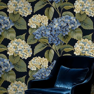 Carta da parati con ortensie blu navy, murale botanico floreale blu scuro, dettagli in foglia d'oro, camera da letto vittoriana massimalista