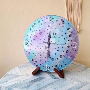 Reloj de pared artesanal de resina epoxi con diseño de galaxia en tonos pastel – 35 cm