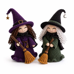 Puede incluir: Dos muñecas de ganchillo vestidas de brujas. Una lleva un sombrero morado con un dije de estrella dorada y un vestido morado con cabello castaño. La otra lleva un sombrero negro con un dije de luna plateada y un vestido verde con cabello blanco. Ambas sostienen escobas de hilo marrón.